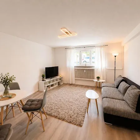 Renovated In A Prime Location With Easy Access 아파트 *